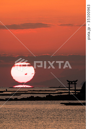 瀬戸内海の鳥居のある島から昇る達磨朝日 35300963