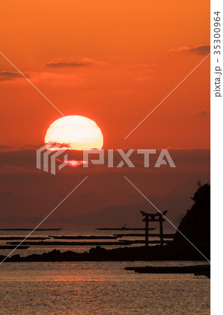 瀬戸内海の鳥居のある島から昇る朝日 35300964