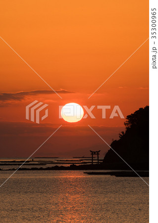 瀬戸内海の鳥居のある島から昇る朝日 35300965