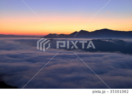 荒谷山の雲海 35301062