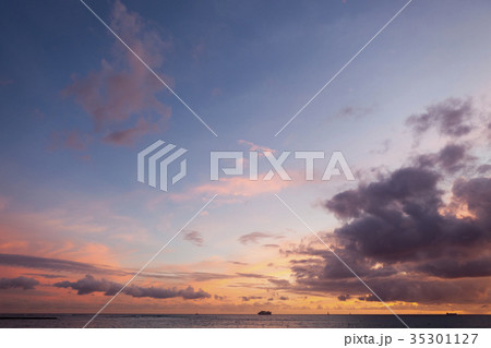 ハワイ 海 雲 35301127