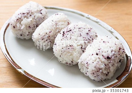 ゆかりご飯の俵むすび 35301743