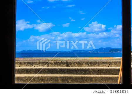 千綿駅 駅舎の窓から大村湾を眺める 長崎県東彼杵郡 千綿駅 駅舎の窓から大村湾を眺める 長崎県東彼杵郡 35301852