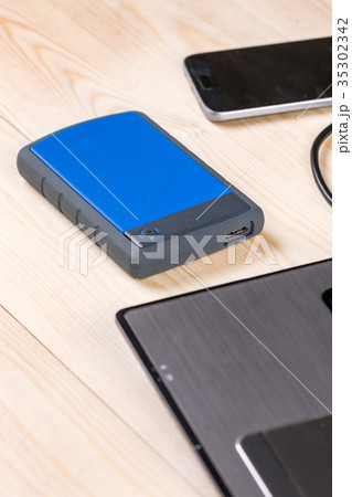 Flat lay above hard disc hdd on the wooden table 35302342
