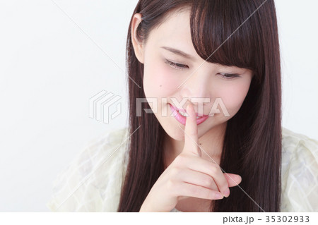 お静かに　若い女性 35302933