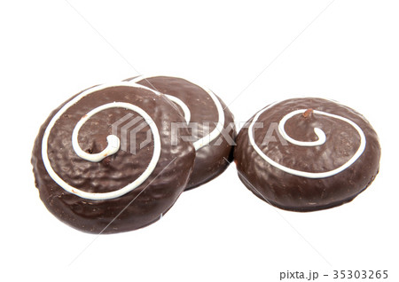 Chocolate cookies with cream filling isolated  35303265