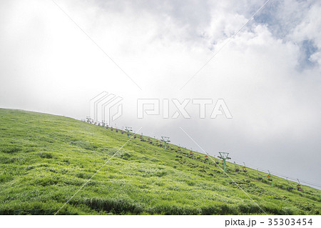 リフトで山を登る人々（静岡県伊東市・大室山） 35303454