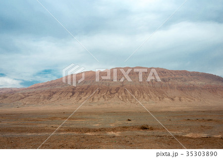 火焔山（西遊記に登場する山）　中国・新疆ウイグル自治区トルファン 35303890