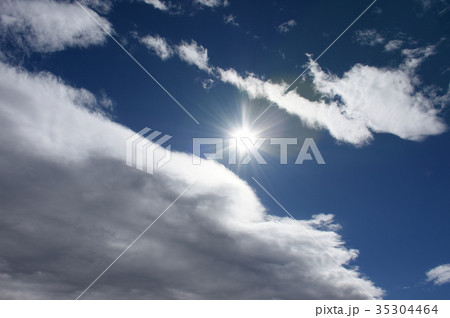 輝く太陽と青空と雲 輝く太陽と青空と雲 35304464