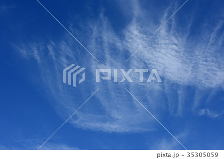 青空と雲、そして飛行機と飛行機雲 青空と雲、そして飛行機と飛行機雲 35305059
