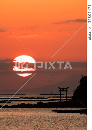 瀬戸内海の朝景と雲にかかる朝日 35305471