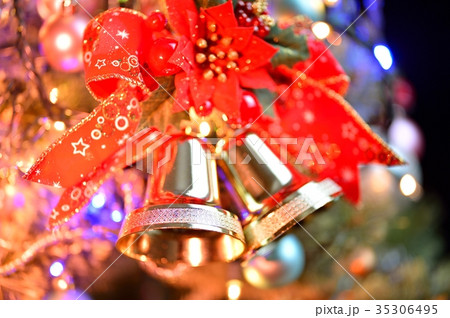 メリークリスマス クリスマスツリーとオーナメント 金色のベルとリボン の写真素材