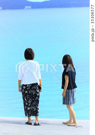 海を見つめる女性 35306577