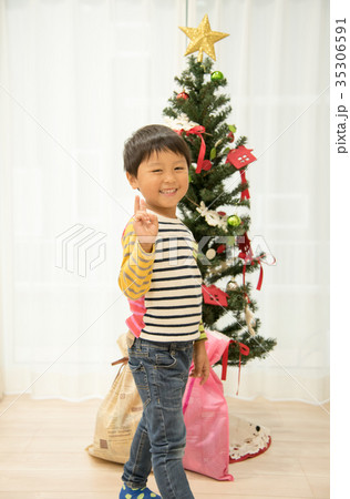 クリスマスツリーと子供の写真素材