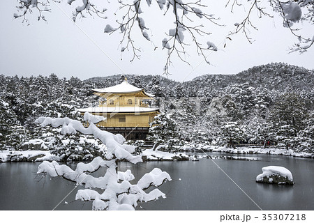 曇天の金閣寺の雪化粧 35307218