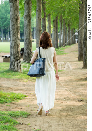 妊娠後期の女性の公園散歩 妊娠後期の女性の公園散歩 35307747