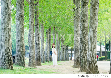 妊娠後期の女性の公園散歩 妊娠後期の女性の公園散歩 35307755
