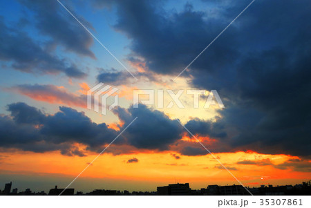 埼玉県川口市の夕焼け空(暗雲、黒雲) 埼玉県川口市の夕焼け空(暗雲、黒雲) 35307861