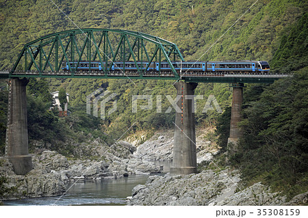 大歩危小歩危を通り抜ける特急南風。2015/9/20 大歩危小歩危を通り抜ける特急南風。2015/9/20 35308159