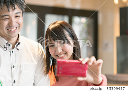 自撮りをする男女 35309457