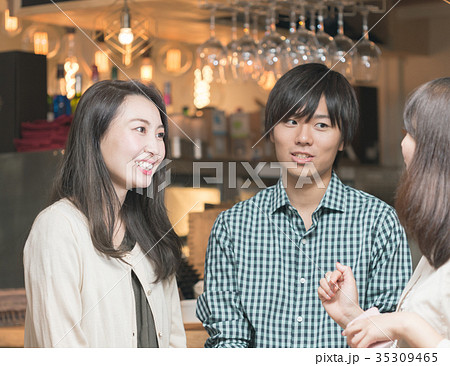 談笑する男女 談笑する男女 35309465