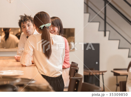 カウンターで会話する男女 カウンターで会話する男女 35309850