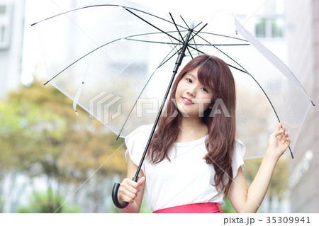 傘をさす女性 35309941