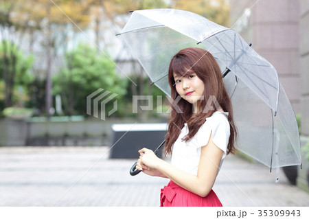 傘をさす女性 傘をさす女性 35309943