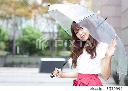 傘をさす女性 傘をさす女性 35309944