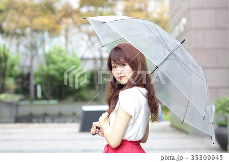 傘をさす女性 35309945