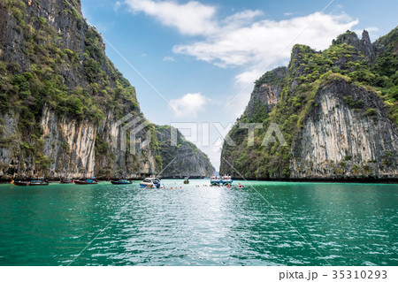 Pileh lagoon limestone mountain surrounded Pileh lagoon limestone mountain surrounded 35310293
