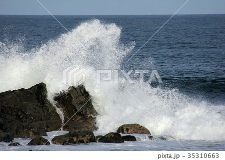 海 波 水しぶきの写真素材