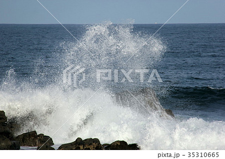 海 波 水しぶきの写真素材