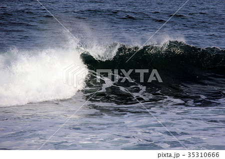 海 波 水しぶきの写真素材