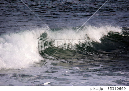 海 波 水しぶきの写真素材