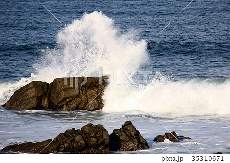 海 波 水しぶきの写真素材