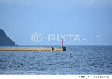 灯台と堤防 35310820