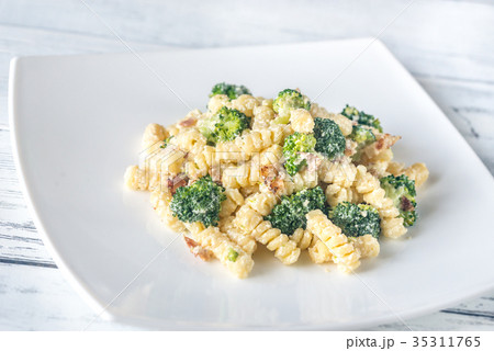 Pasta with broccoli, bacon and alfredo sauce Pasta with broccoli, bacon and alfredo sauce 35311765