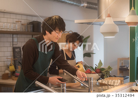 カフェ店員 男女 カフェ店員 男女 35312494