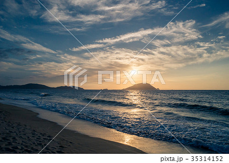 夕方の砂浜（HDR） 35314152