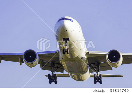 着陸する飛行機 ボーイング777-200 着陸する飛行機 ボーイング777-200 35314749