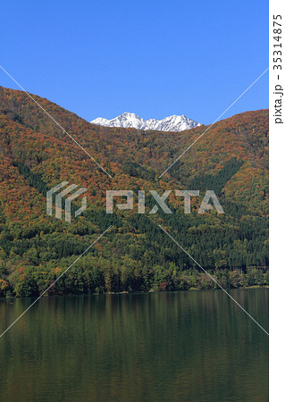 木崎湖と冠雪した爺ヶ岳 35314875