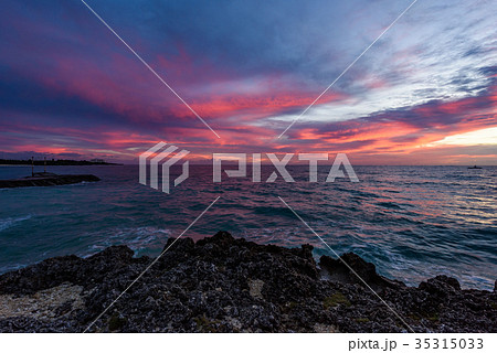 残波岬の夕暮れ 35315033