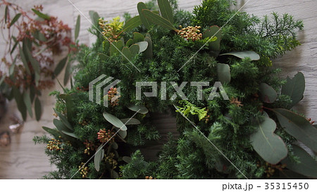 クリスマスリース　白背景　自然のかわいらしさと大人シック 35315450