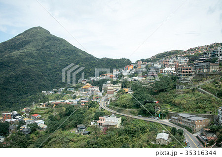 台湾　九份（きゅうふん）　基隆山（鶏籠山）と山あいの町並み 35316344