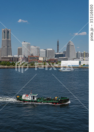【神奈川県】横浜・みなとみらいの風景　縦構図 35316600