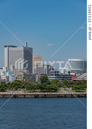 【神奈川県】横浜・みなとみらいの風景 縦構図 【神奈川県】横浜・みなとみらいの風景 縦構図 35316601
