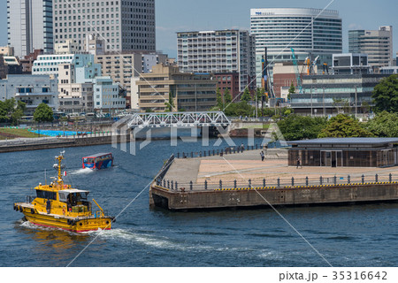 【神奈川県】横浜・みなとみらいの風景とパイロットボート 35316642