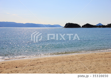 直島 琴弾地 琴反地 浜から瀬戸内海を望むの写真素材