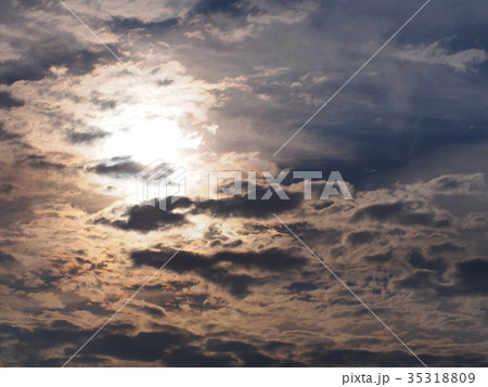 黄昏の太陽と雲（その２） 35318809